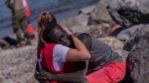 O tânără care a îmbrățișat un migrant senegalez pe plaja din Ceuta a ajuns ținta extremiștilor: ”Avea ochii roșii, privirea pierdută, s-a lovit cu pietre”