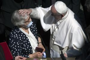 Gestul impresionant al Papei Francisc care a sărutat numărul de lagăr al unei supravieţuitoare de la Auschwitz - GALERIE FOTO