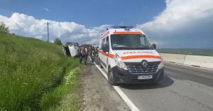 Opt persoane au fost rănite, după ce un microbuz s-a răsturnat în judeţul Cluj