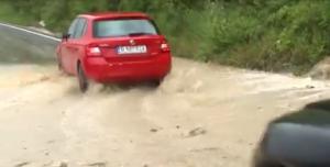 Inundaţiile au făcut ravagii în judeţele Prahova şi Dâmboviţa. Apa de pe versanţi a blocat DN1
