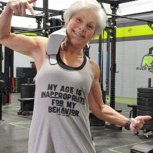 Bunica de 71 de ani care petrece 20 de ore la sală şi poate ridica greutăţi de aproape 115 kg: „Mă simt mai bine ca acum 30 de ani”