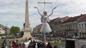 Moment emoţionant în centrul Aradului. "Îngerul speranţei" a plutit peste oraş, sub ochii localnicilor fascinaţi