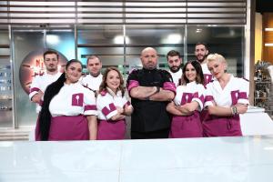 Chefi la cuţite, astăzi, de la 20:30, la Antena 1: Irina Fodor, noua prezentatoare Chefi la cuțite. Bontea, Dumitrescu și Scărlătescu și-au ales bucătarii din echipele sezonului 9
