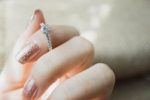 Un român din Anglia, condamnat la închisoare, după ce şi-a torturat iubita şi a obligat-o să înghită inelul de logodnă