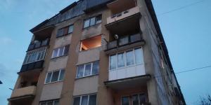 Explozie puternică într-un apartament din Sighetu Marmaţiei. Bucăţi de sticlă şi ciment au ajuns în locul de joacă din faţa blocului