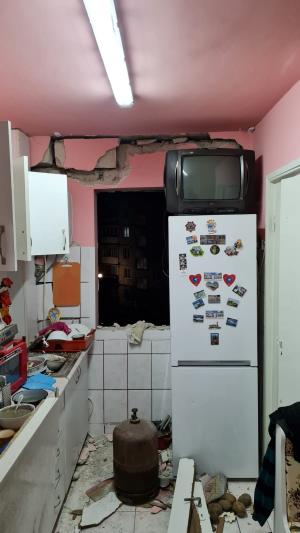 Explozie puternică într-un apartament din Sighetu Marmaţiei. Bucăţi de sticlă şi ciment au ajuns în locul de joacă din faţa blocului