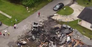 Patru morţi, între care o fetiţă de 2 ani, după ce un avion privat s-a prăbuşit peste o casă, în Mississippi 