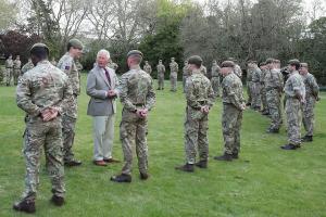 Prințul Charles le-a mulţumit personal soldaţilor care au participat la înmormântarea ducelui de Edinburgh