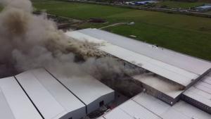 Incendiu violent  la o fabrică de hârtie igienică din Cluj. Flăcări imense și degajări mari de fum