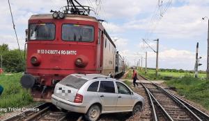 Momentul în care o Skoda este spulberată de tren, în Vrancea. O cameră video a surprins impactul teribil