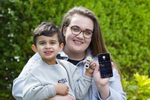 Un băieţel şi-a salvat mama, sunând la numărul de urgență scris pe o maşinuţă, în UK. Femeia a leşinat după o criză