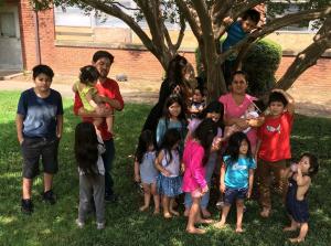 Povestea uluitoare a unei mame cu 16 copii din SUA. Autobuzul familiei a devenit neîncăpător: "E cool, de ce nu? Am lăsat totul în grija lui Dumnezeu"