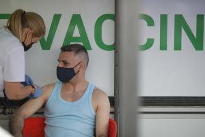 S-a dat drumul la vaccinare în Piața Obor: mici gratis pentru cei care se imunizează. ”Toată lumea s-a organizat exemplar”