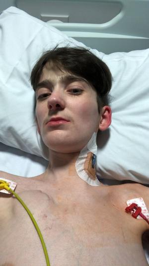 Un adolescent român, devenit vedetă pe internet în Anglia, a murit la 17 ani din cauza unor probleme la inimă