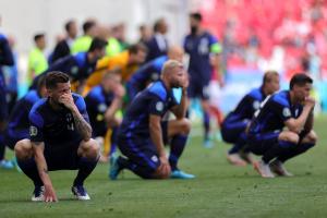 Jucătorii danezi și finlandezi plâng și se roagă, după accidentarea lui Christian Eriksen, la EURO 2020