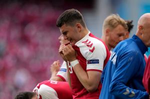 Jucătorii danezi și finlandezi plâng și se roagă, după accidentarea lui Christian Eriksen, la EURO 2020