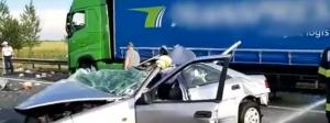 Un şofer german a provocat un accident în apropiere de vama Nădlac: a intrat cu maşina într-un TIR parcat pe banda de urgenţă