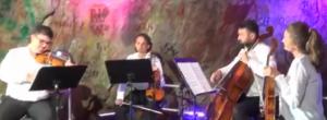 Concert inedit în Peştera Hoţilor: artiştii au urcat pe o potecă de munte cu instrumentele în spate