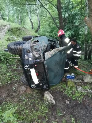 Un tânăr de 22 de ani a murit, după ce s-a răsturnat cu maşina într-o râpă în Cluj. Prietenii săi au ajuns la spital