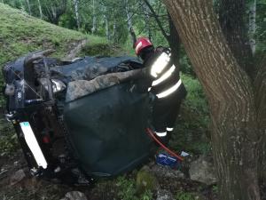 Un tânăr de 22 de ani a murit, după ce s-a răsturnat cu maşina într-o râpă în Cluj. Prietenii săi au ajuns la spital