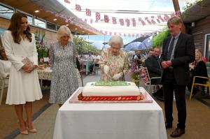 Regina Elisabeta i-a impresionat pe liderii G7, insistând să taie un tort cu sabia
