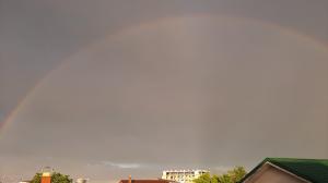 După Codul portocaliu de ploi și vijelii, pe cerul Bucureștiului a apărut un curcubeu dublu