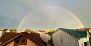 După Codul portocaliu de ploi și vijelii, pe cerul Bucureștiului a apărut un curcubeu dublu