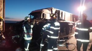Accident cumplit lângă Vama Nădlac, după ce un microbuz cu 17 pasageri s-a ciocnit cu un camion - VIDEO