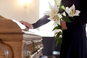 O femeie a devenit virală după moarte, interzicând familiei să participe la propria ei înmormântare, printr-un necrolog, în Spania