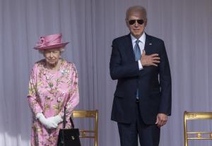 Joe Biden a încălcat protocolul regal. A purtat ochelari de soare la întâlnirea cu regina Elisabeta și a povestit ce au discutat în privat
