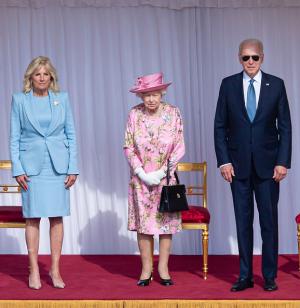 Joe Biden a încălcat protocolul regal. A purtat ochelari de soare la întâlnirea cu regina Elisabeta și a povestit ce au discutat în privat