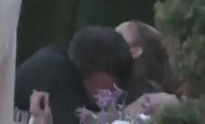 Jennifer Lopez şi Ben Affleck, surprinşi în ipostaze romantice. Cei doi au fost filmaţi în timp ce se sărutau pasional într-un restaurant