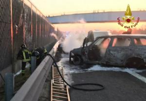 Atac cu explozii şi împuşcături asupra unei maşini blindate, pe autostrada A1 din Italia. Tâlharii au pus cuie pe asfalt și au blocat drumul
