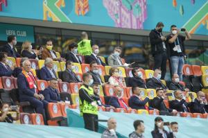 Politicienii în zona VIP, legendele din fotbal la tribuna a II-a. Explicația FRF și reacția lui Gică Popescu
