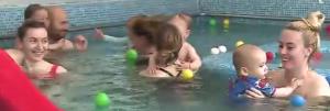 Înotul, o alegere sănătoasă pentru copii: "Bebeluşii au reflexul de scufundare încă din burtica mamei"