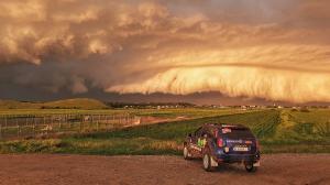 Imagini spectaculoase filmate în România. Un fenomen rar, cu un nor uriaş, a fost surprins pe cerul Buzăului