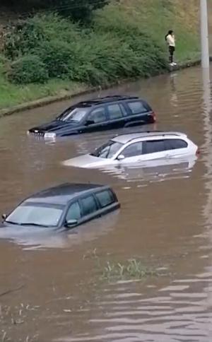 Maşini sub ape şi străzi transformate în râuri, după o ploaie torenţială la Ruse. Imagini fără precedent la vecinii bulgari - VIDEO