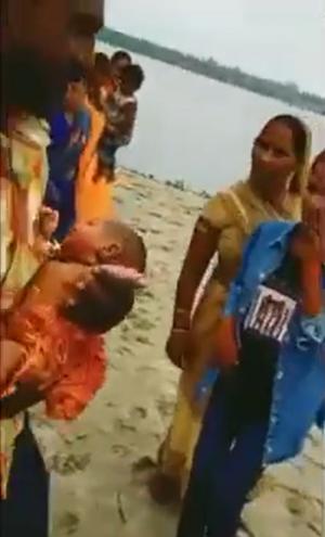 Bebeluș găsit în viață, plutind într-o cutie de lemn pe râul Gange, în India. Un barcagiu i-a auzit plânsetul și l-a adus la mal