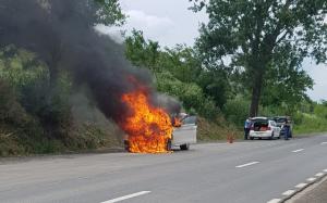 BMW mistuit de flăcări, la un pas de explozie, în Tulcea. Doi bărbați și-au riscat viața pentru a recupera obiectele de valoare
