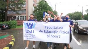 Explozie de bucurie la primul marș al absolvenților din Suceava, organizat după începutul pandemiei