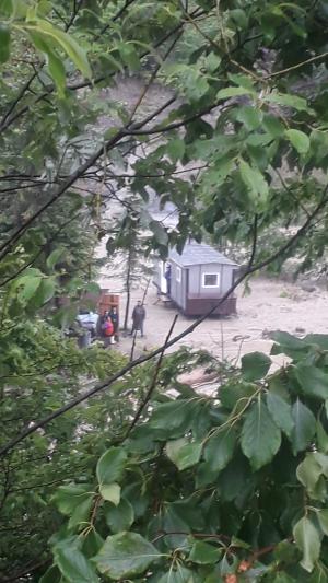 Salvatorii au reuşit să ajungă la cele 12 persoane izolate de viitură, în Vrancea, de vineri seară. Un minor de 16 ani, printre persoanele evacuate