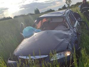 Tragedie în Bihor. Cinci tineri s-au răsturnat cu maşina pe un câmp, la Tinca. Unul dintre ei a murit pe loc - VIDEO
