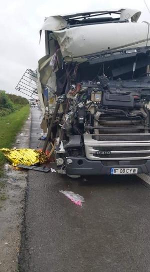 Dezastru după un accident cumplit pe A1. Cabina unui TIR, strivită în remorca altui camion, la Bolintin Vale - VIDEO
