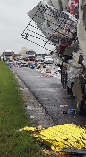 Dezastru după un accident cumplit pe A1. Cabina unui TIR, strivită în remorca altui camion, la Bolintin Vale - VIDEO