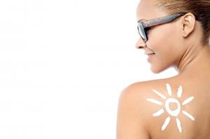 Crema pentru protecție solară se alege în funcție de culoarea pielii și a ochilor. Ce trebuie să știi înainte de a te expune la soare