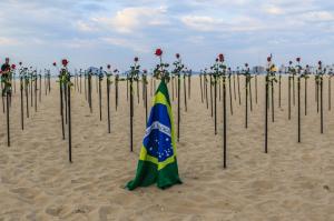GALERIE FOTO Imagini spectaculoase în Brazilia: plaja Copacabana, acoperită cu trandafiri roşii în memoria victimelor Covid