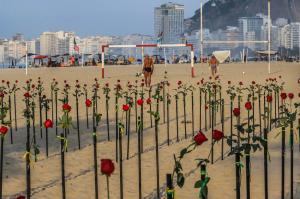 GALERIE FOTO Imagini spectaculoase în Brazilia: plaja Copacabana, acoperită cu trandafiri roşii în memoria victimelor Covid