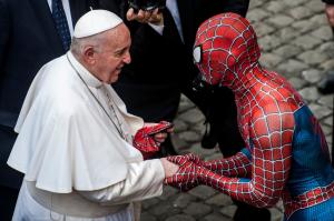 "Spiderman" l-a întâlnit pe Papa Francisc, la Vatican. Super-eroul i-a oferit suveranului pontif o mască specială
