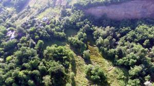 Imagini surprinse din dronă cu prăbușirea unui deal din localitatea Roșiile, Vâlcea. Amploarea dezastrului