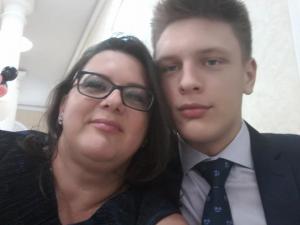 Mama găsită moartă în casă, la Constanța, lângă fiul ei spânzurat, ar fi făcut infarct. Băiatul a lăsat un ultim mesaj pe Facebook: ”Jocul s-a sfârșit!”